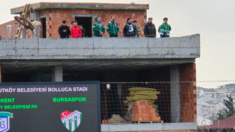 Teksas tribünlere sığmadı, çatıdan izledi!