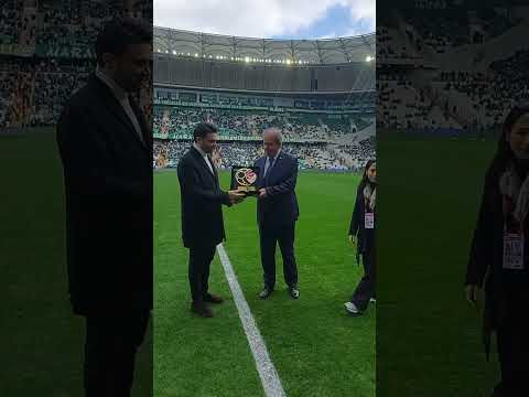 TFF Fair Play ve Sosyal Sorumluluk Kurulu, Bursaspor Kulübü Başkanı Enes Çelik'e plaket takdim etti.
