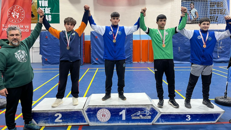 Büyükşehirli güreşçiler madalyaları topladı