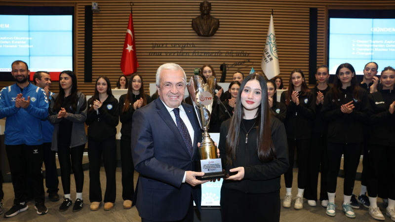 Şampiyon Nilüfer Belediyespor, kupayı Başkan Özdemir’e getirdi