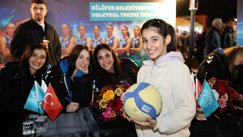 Nilüfer’in Sultanları taraftarıyla buluştu