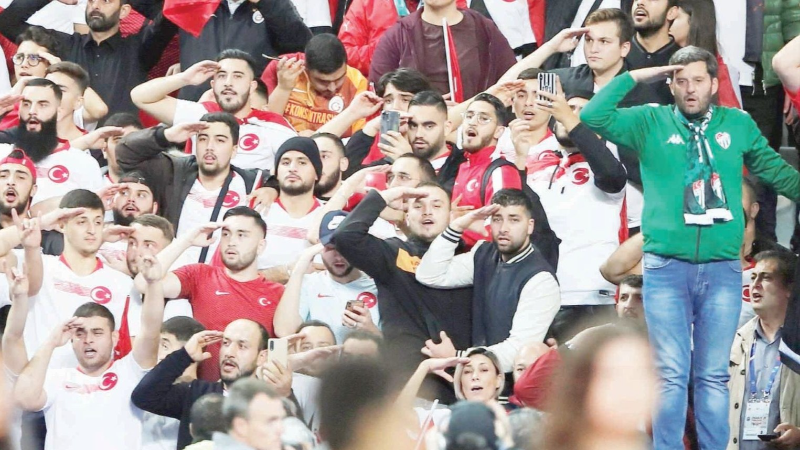 Bursaspor’un milli Amigosu Selim Kurtulan, Kosova’da tribünleri coşturdu