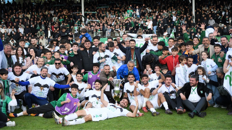 Kafkasspor şampiyon! Kupa ile tur attı