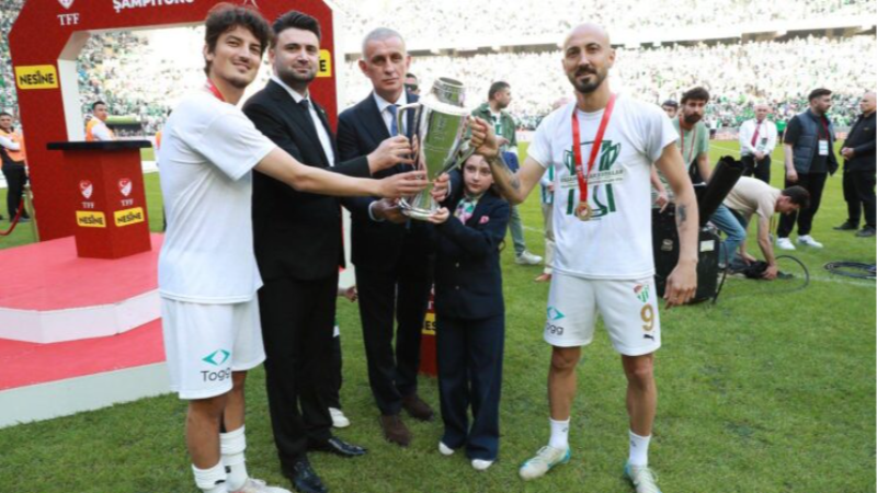 Kaptan Ahmet İlhan Özek’ten anlamlı kutlama!