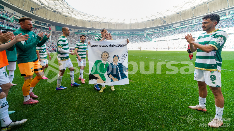 Eyüp Akcan'ı ağlatan pankart