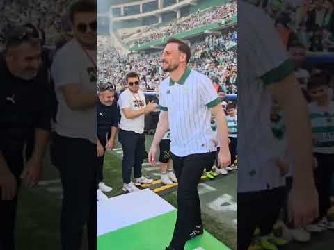 Anıl Atağ tören alanına çıkıyor.. #sporbursatr #bursaspor