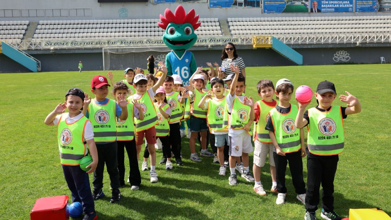 Nilüfer Spor Şenlikleri’nde sıra minik öğrencilerin