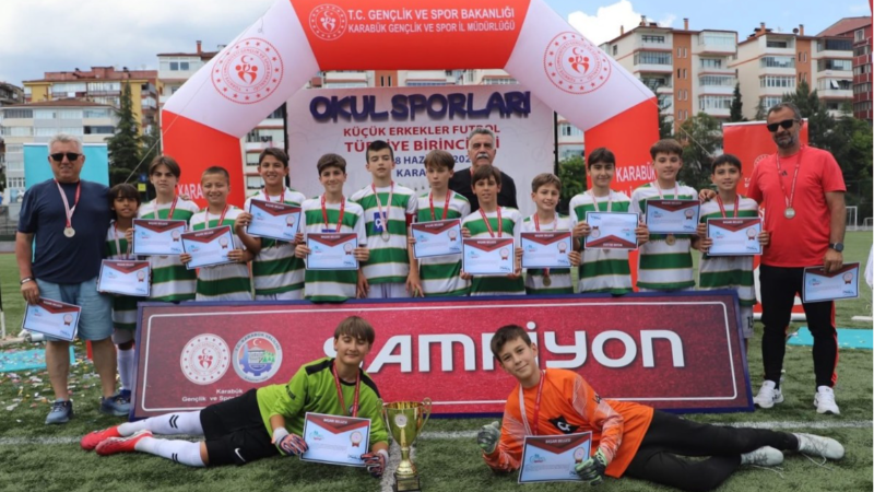 Bursasporlu minikler okul sporlarında Türkiye şampiyonu oldu