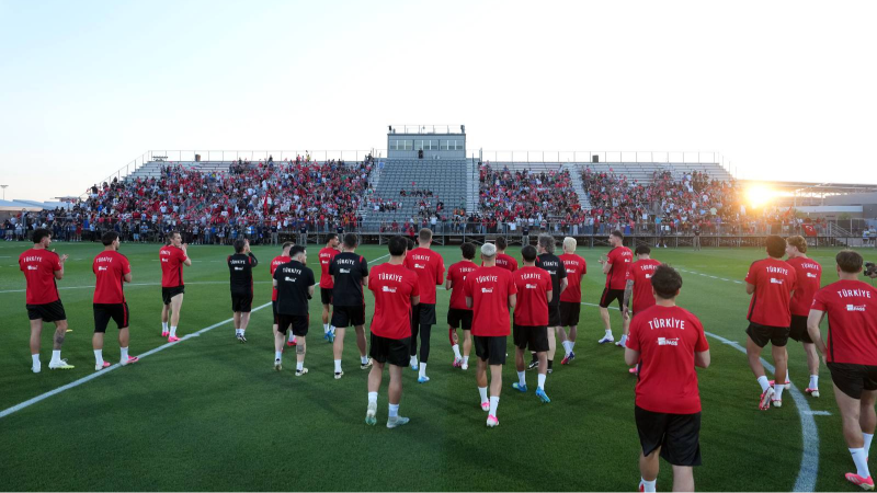 A Milliler halka açık antrenman yaptı, yer gök inledi!