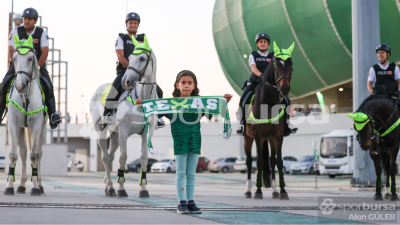 Bursaspor-Iğdır FK maçında atlı polisler görev yaptı