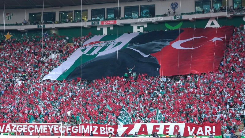 Bursa’daki ilk maçta 45 bin Türk bayrağı