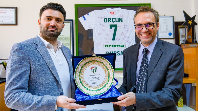 Aroma da 10 milyon lira ile Bursaspor’a “yanındayım” dedi