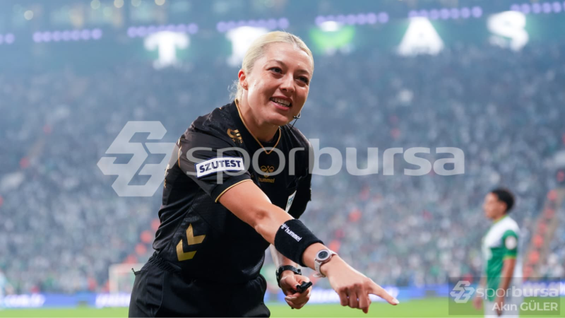 Bursaspor-Pendik maçını kadın hakem Melek Dakan yönetti