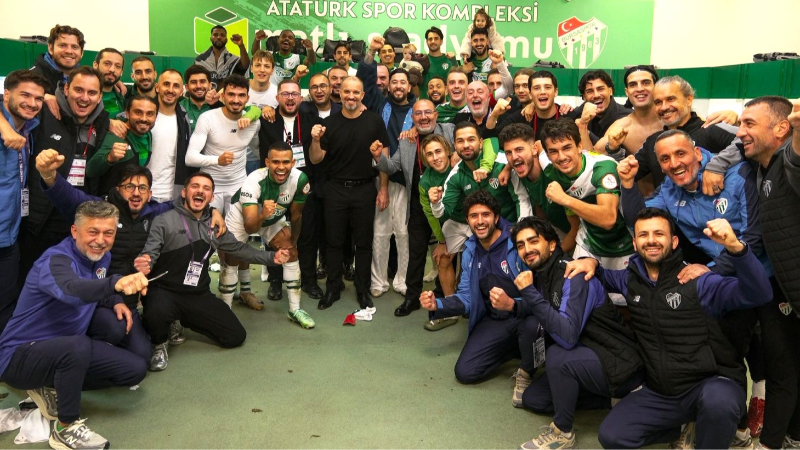 Bursaspor galibiyeti DJ Mahmut Orhan ve “Şaşkın” ile göbek atarak kutladı